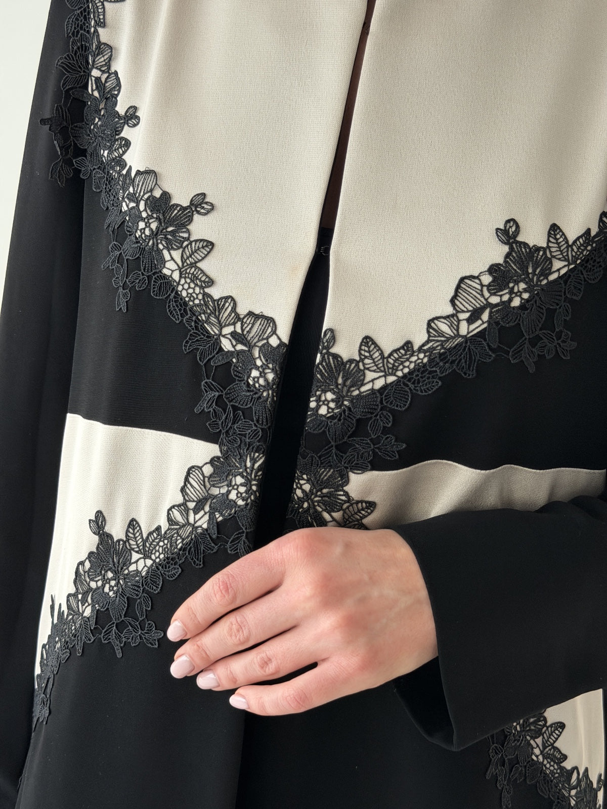Monochic Abaya