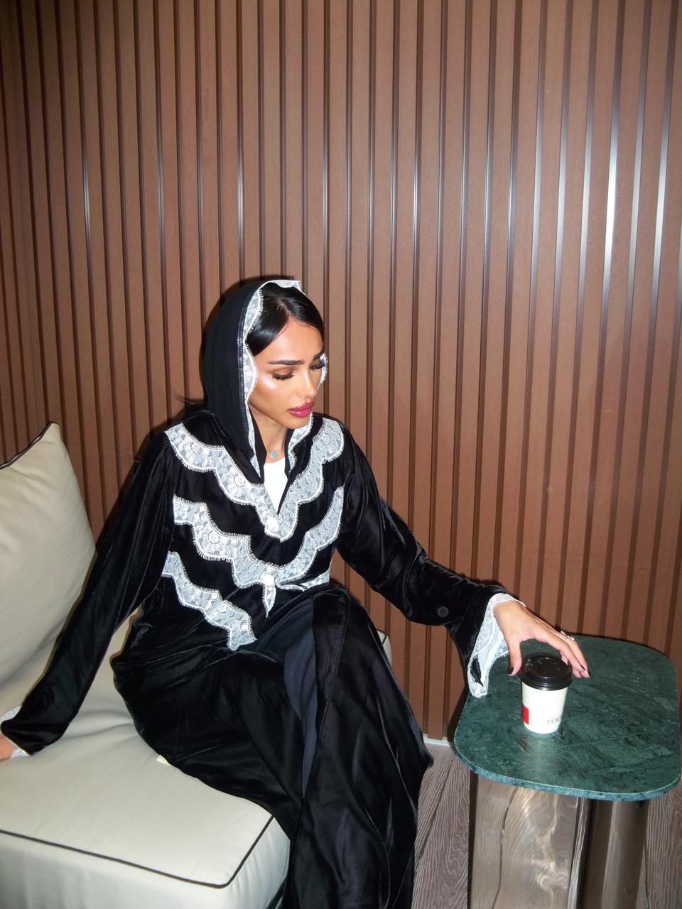 Fiminine abaya